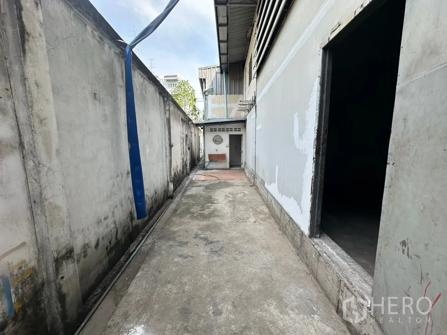 Warehouse for rent in Suan Luang, Bangkok - Side service alley beside the warehouse wall with access to a utility room.