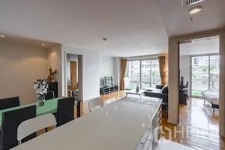 公寓 出租在Bang Rak, Bangkok - 从厨房望向客厅与卧室，整面落地窗采光充足。