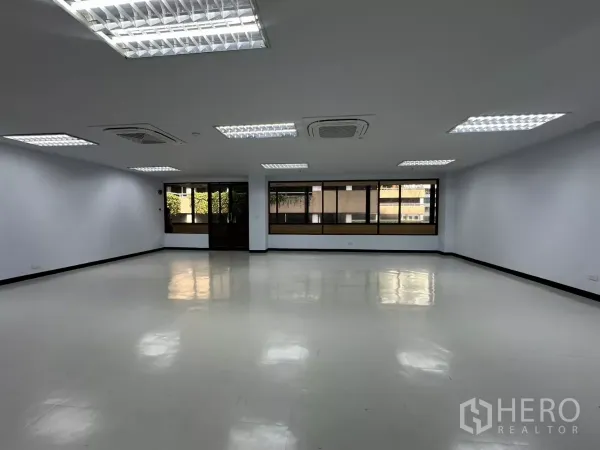 办公空间 出租 - 开放办公区，瓷砖地面，多组天花灯和朝外的大窗户。