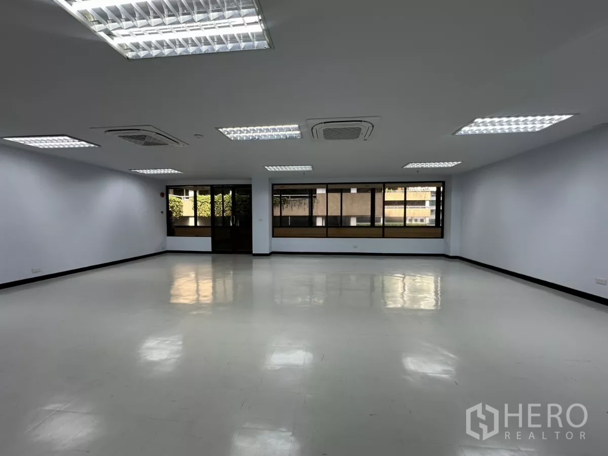 办公空间 出租 - 开放办公区，瓷砖地面，多组天花灯和朝外的大窗户。