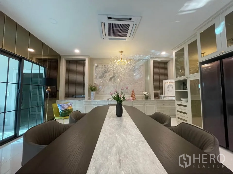 独栋房屋 for rent or sale in Bang Phli, Samut Prakan - 餐厅视角可见水晶吊灯与精致墙面装饰。
