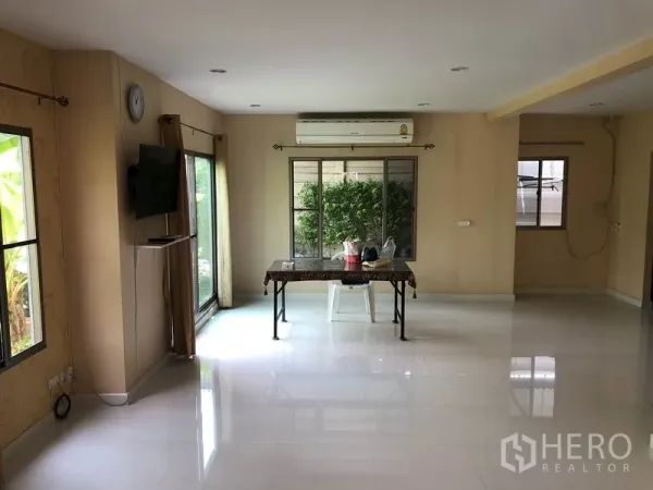 独立式住宅 出租在Suan Luang, Bangkok - 宽敞的客餐厅，多扇窗户，空调与电视挂架
