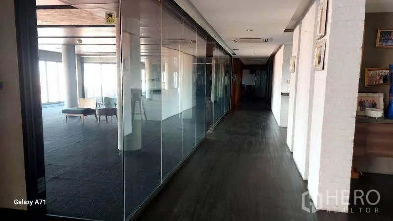 带办公室的家 出租在Nong Khaem, Bangkok - 办公走廊，整面玻璃隔断通往会议室。