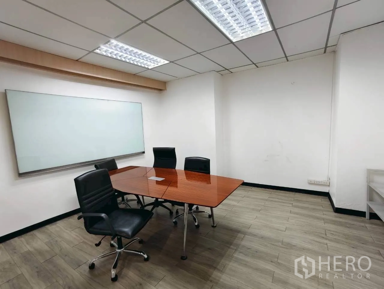 独立物业 for rent in Lak Si, Bangkok - 小型会议室，配白板、木纹地面与四把椅子。