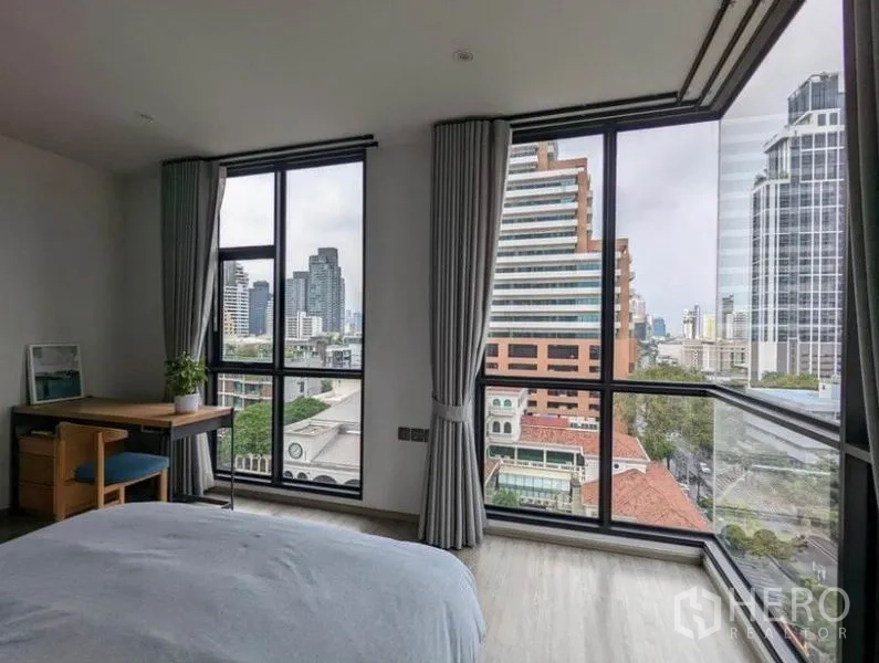 公寓 出租在Watthana, Bangkok - 卧室转角窗外为Ekkamai市景。
