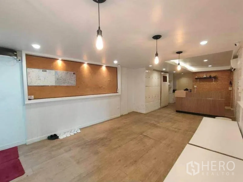 店屋 出租或出售在Bang Rak, Bangkok - 接待区设吊灯、公告板、储物柜与木质服务台。