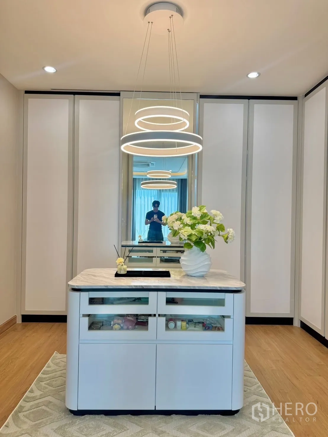 半独立式住宅 for sale in Prawet, Bangkok - 步入式衣帽间，整排衣柜与侧窗采光。