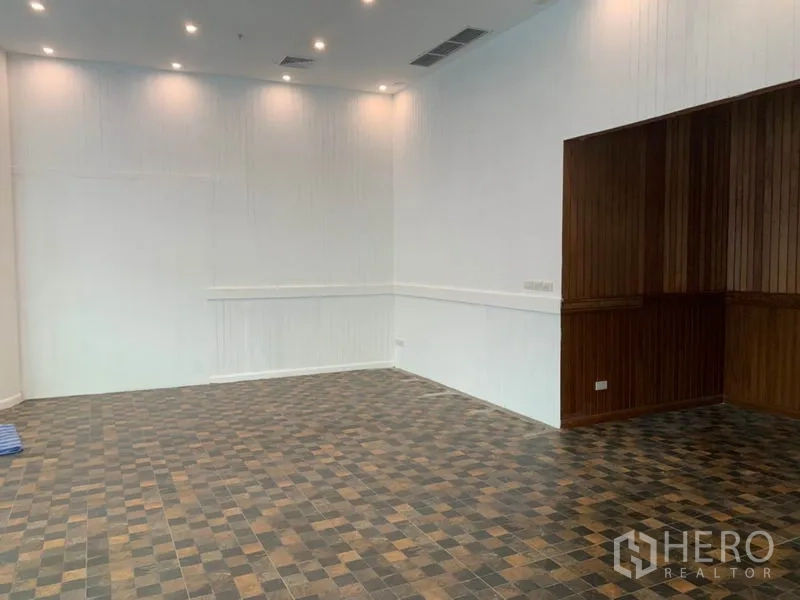Retail Space for rent in Khlong Toei, Bangkok - Spacious sales floor with checkered tiles, white walls and built‑in wood nook.