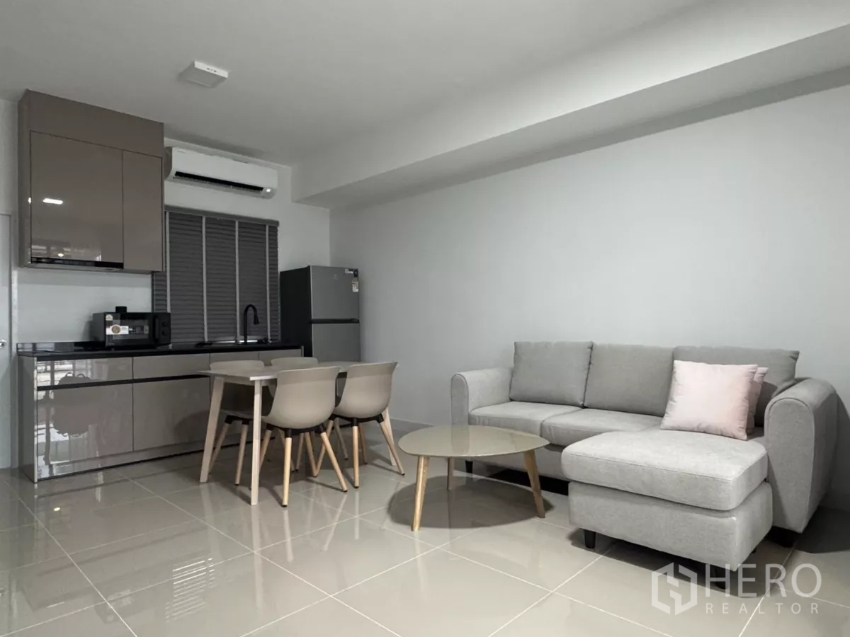 ทาวน์เฮาส์ ให้เช่าในBang Phli, Samut Prakan - ห้องนั่งเล่นสว่าง ครัวขนาดกะทัดรัด มู่ลี่หน้าต่าง และพื้นกระเบื้องเงางาม.
