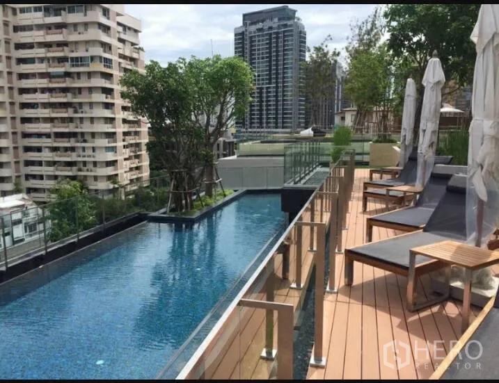 คอนโด ให้เช่าในWatthana, Bangkok - สระว่ายน้ำบนดาดฟ้าพร้อมเตียงอาบแดดและวิวเมือง