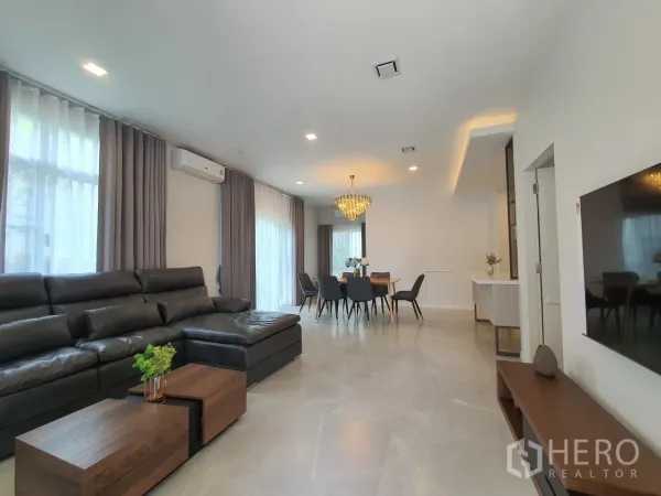 独立式住宅 出租在Prawet, Bangkok - 明亮的客餐厅一体空间，配水晶吊灯与落地窗。