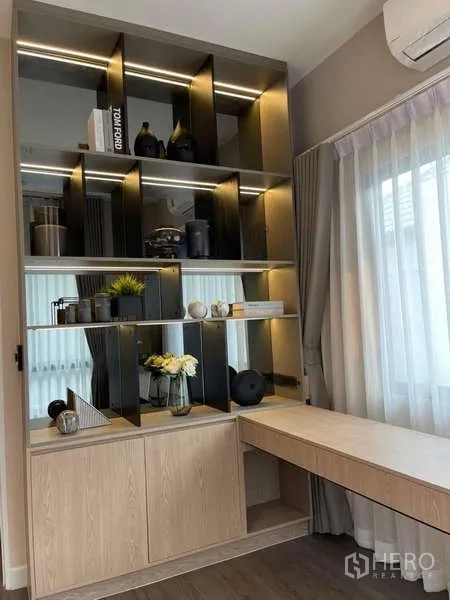 独立式住宅 出租在Bang Phli, Samut Prakan - 靠窗书房角，带背光展示架与内置书桌。
