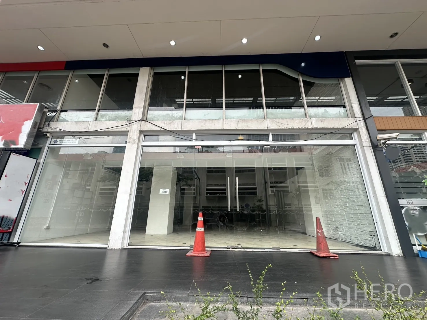 零售空间 for rent in Pathum Wan, Bangkok - 临街双层挑高玻璃门面与宽入口