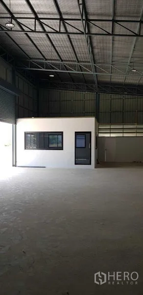 货栈 出租在Lat Lum Kaeo, Pathum Thani - 仓库内部空间开阔，金属高屋顶，内置白色办公室。