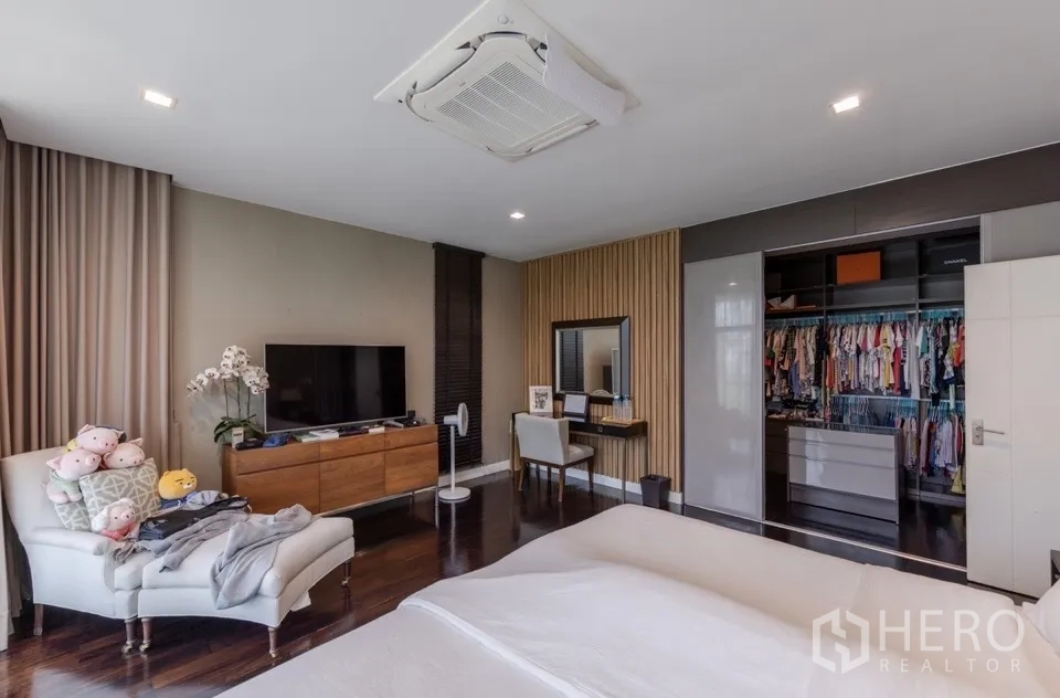独栋房屋 for rent or sale in Bang Kapi, Bangkok - 宽敞主卧，电视柜与步入式衣柜。