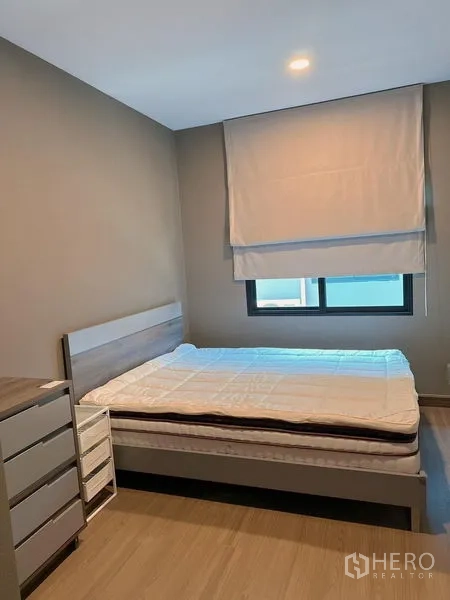 บ้าน ขาย - ห้องนอนรอง เตียงคู่ ม่านบังตา และพื้นลามิเนตโทนไม้