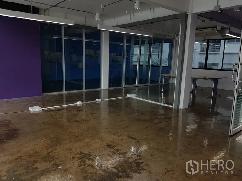 Home Office for sale in Khlong Toei, Bangkok - Stairwell with black handrail leading to upper office floors.