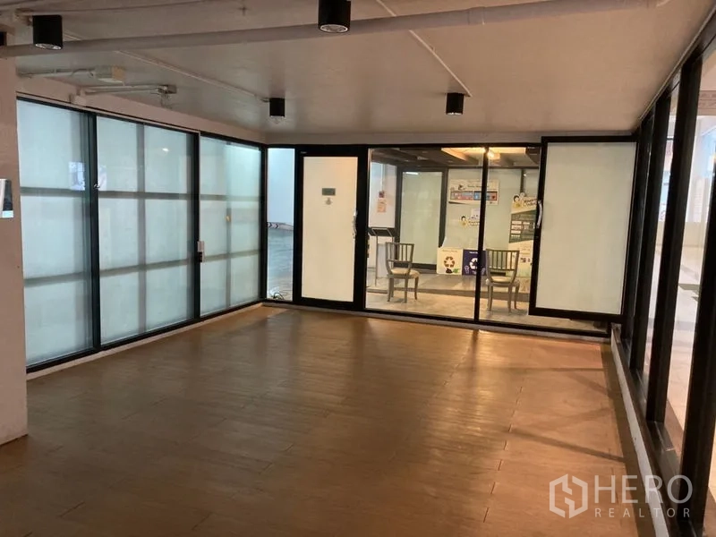 Retail Space for rent in Khlong Toei, Bangkok - Front area facing the common mall walkway through full-height glass partitions.