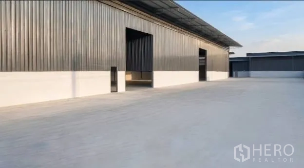 Warehouse for rent in Mueang Samut Sakhon, Samut Sakhon - Warehouse facade with multiple large door openings facing a broad concrete apron.