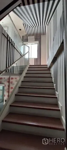 带办公室的家 出售在Wang Thonglang, Bangkok - 条纹墙面的楼梯间，带采光窗