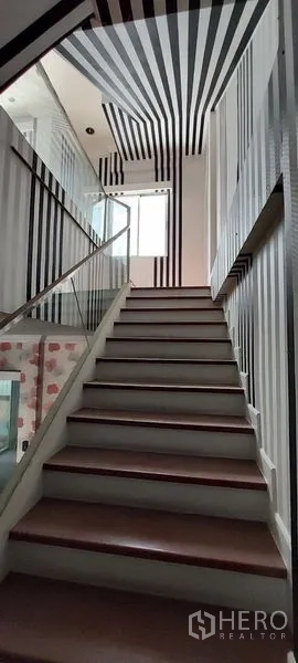 带办公室的家 出售在Wang Thonglang, Bangkok - 条纹墙面的楼梯间，带采光窗