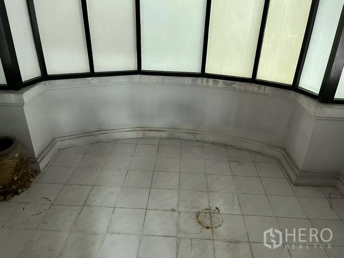 Detached House for rent in Watthana, Bangkok - Curved bay window nook with frosted glass panels and a white tiled floor.