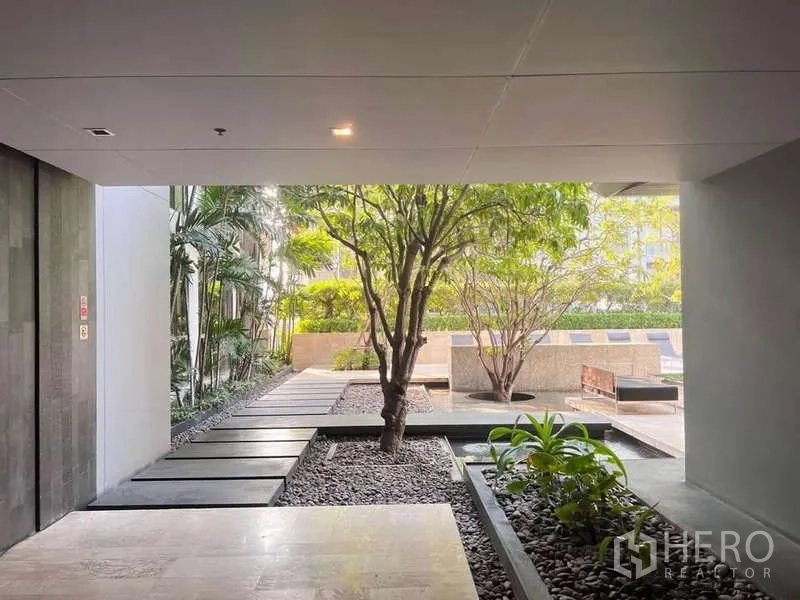คอนโด ขายในWatthana, Bangkok - ทางเดินโถงทางเข้าแบบมีหลังคาพร้อมสวนจัดแต่งและบ่อน้ำ