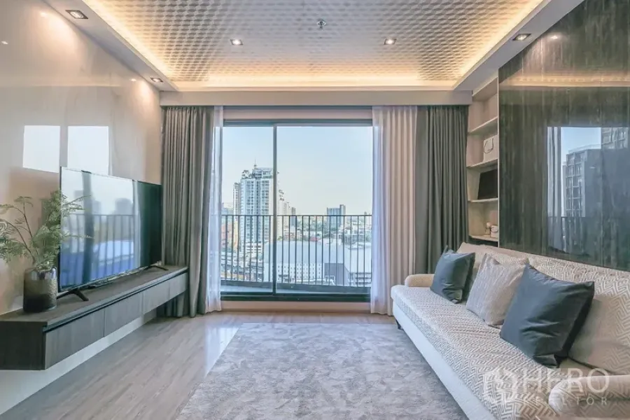 คอนโด ให้เช่าในWatthana, Bangkok - ห้องนั่งเล่นสว่างพร้อมประตูบานเลื่อนสูงจรดเพดาน เปิดสู่ระเบียงวิวเมือง