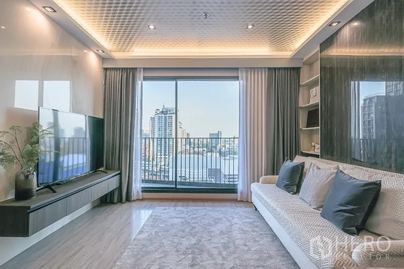 คอนโด ให้เช่าในWatthana, Bangkok - ห้องนั่งเล่นสว่างพร้อมประตูบานเลื่อนสูงจรดเพดาน เปิดสู่ระเบียงวิวเมือง