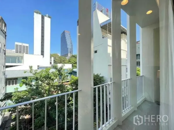 独立式住宅 出租在Bang Rak, Bangkok - 带白色高立柱的阳台，眺望是隆城区天际线