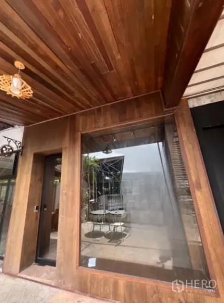 零售空间 出租 - 木饰立面店面，超大展示橱窗与木质吊顶。