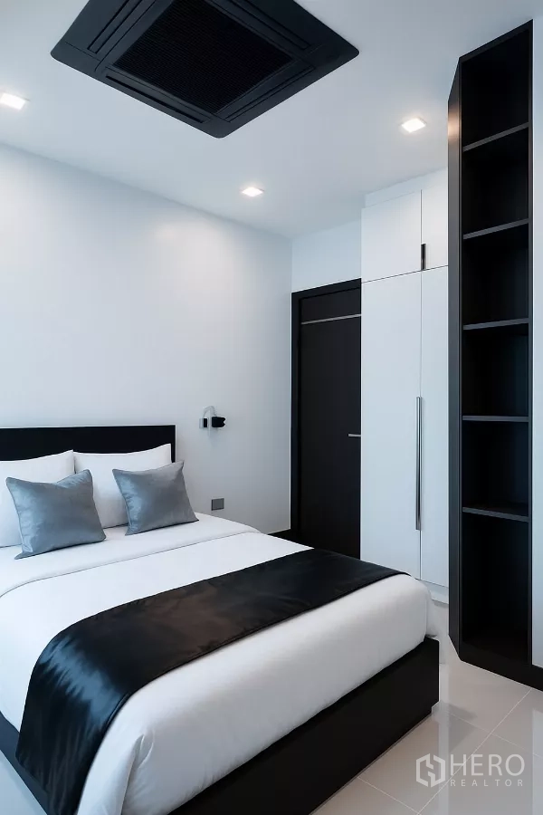 Detached House for rent in Wang Thonglang, Bangkok - Bedroom with queen bed, ceiling cassette air conditioner, and built-in wardrobe.