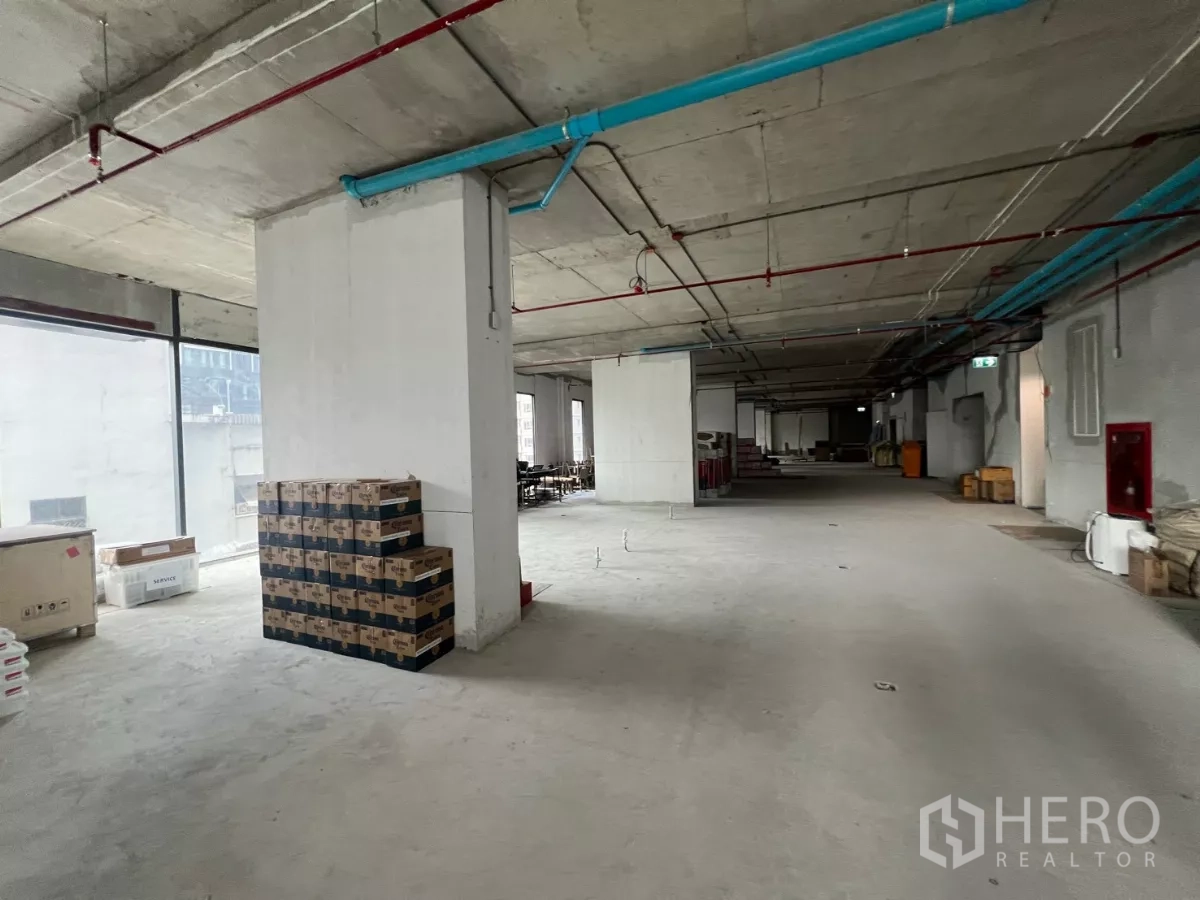办公空间 出租在Khlong Toei, Bangkok - 曼谷空堤区毛坯开放式办公楼层，裸露管线、结构柱与大面积采光窗。