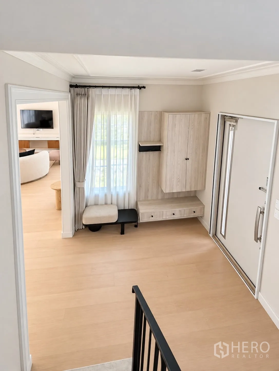 独栋房屋 for rent in Bang Phli, Samut Prakan - 入户玄关，带储物柜和长凳，通向客厅。
