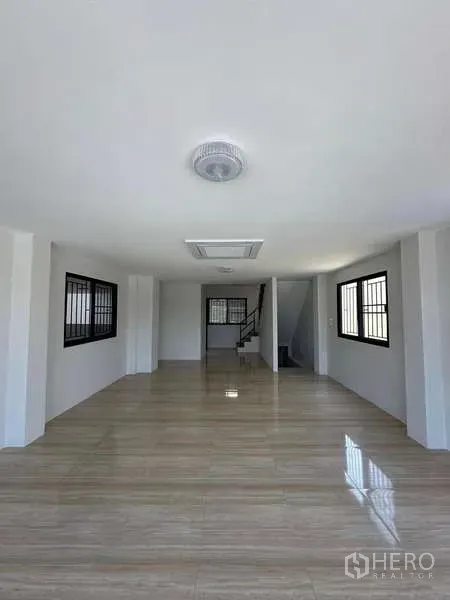货栈 出售在Lat Lum Kaeo, Pathum Thani - 采光充足的开放式办公室/展示区，亮面地砖与楼梯。
