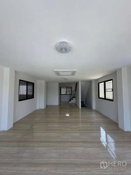 货栈 出售在Lat Lum Kaeo, Pathum Thani - 采光充足的开放式办公室/展示区，亮面地砖与楼梯。