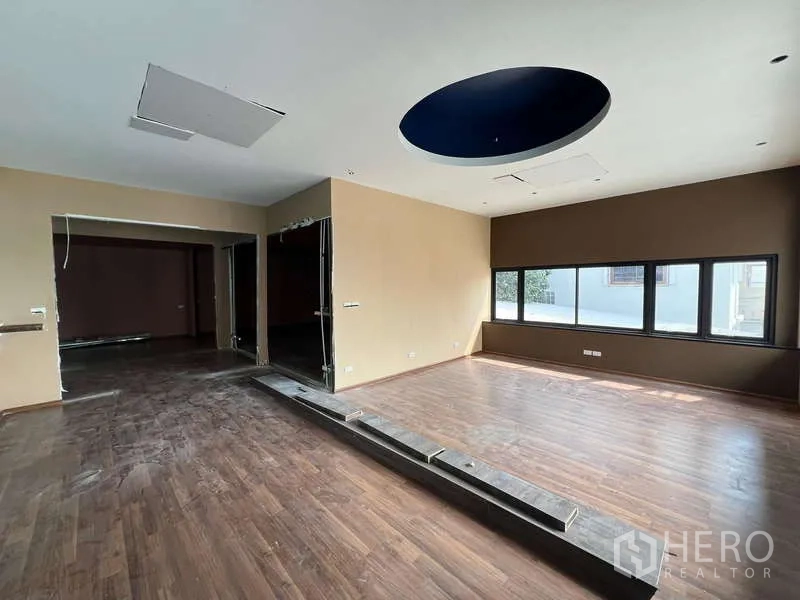 Retail Space for rent in Phaya Thai, Bangkok - Bright open-plan room with recessed ceiling, long window bench and wood-look floors.