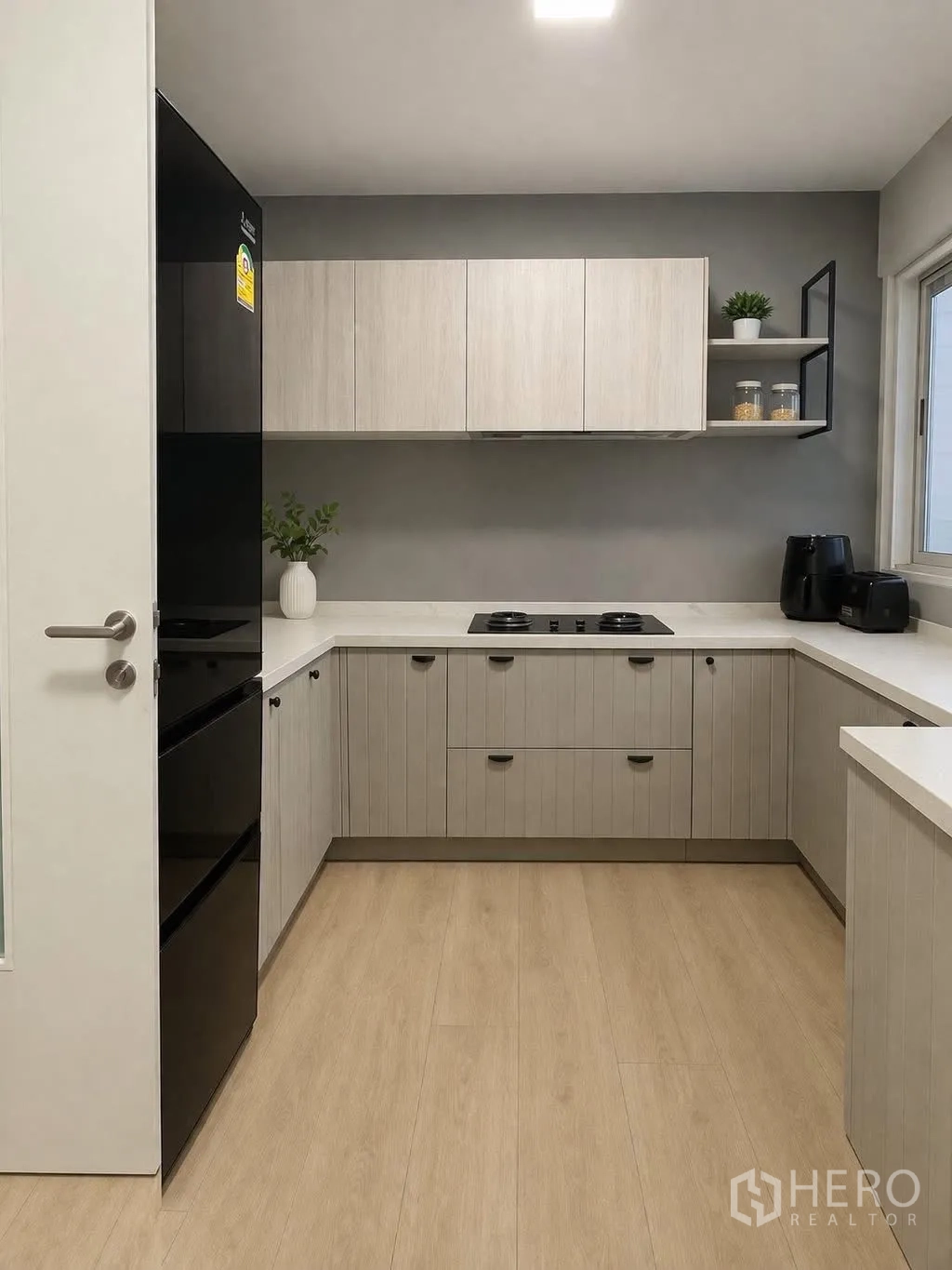 半独立式住宅 for rent in Prawet, Bangkok - 现代U形厨房，浅木色柜体、内置炉灶、黑色冰箱与窗户。