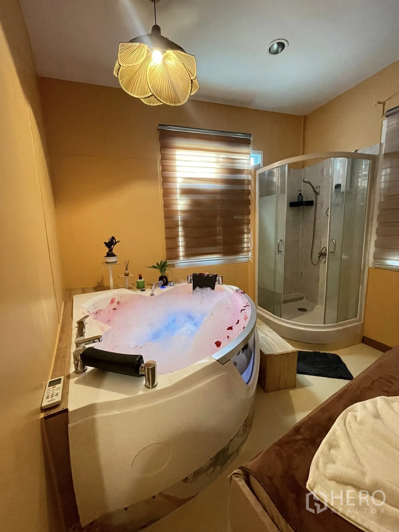 零售空间 for rent in Lat Phrao, Bangkok - 充满泡沫的按摩浴缸，旁边是淋浴房与按摩床。