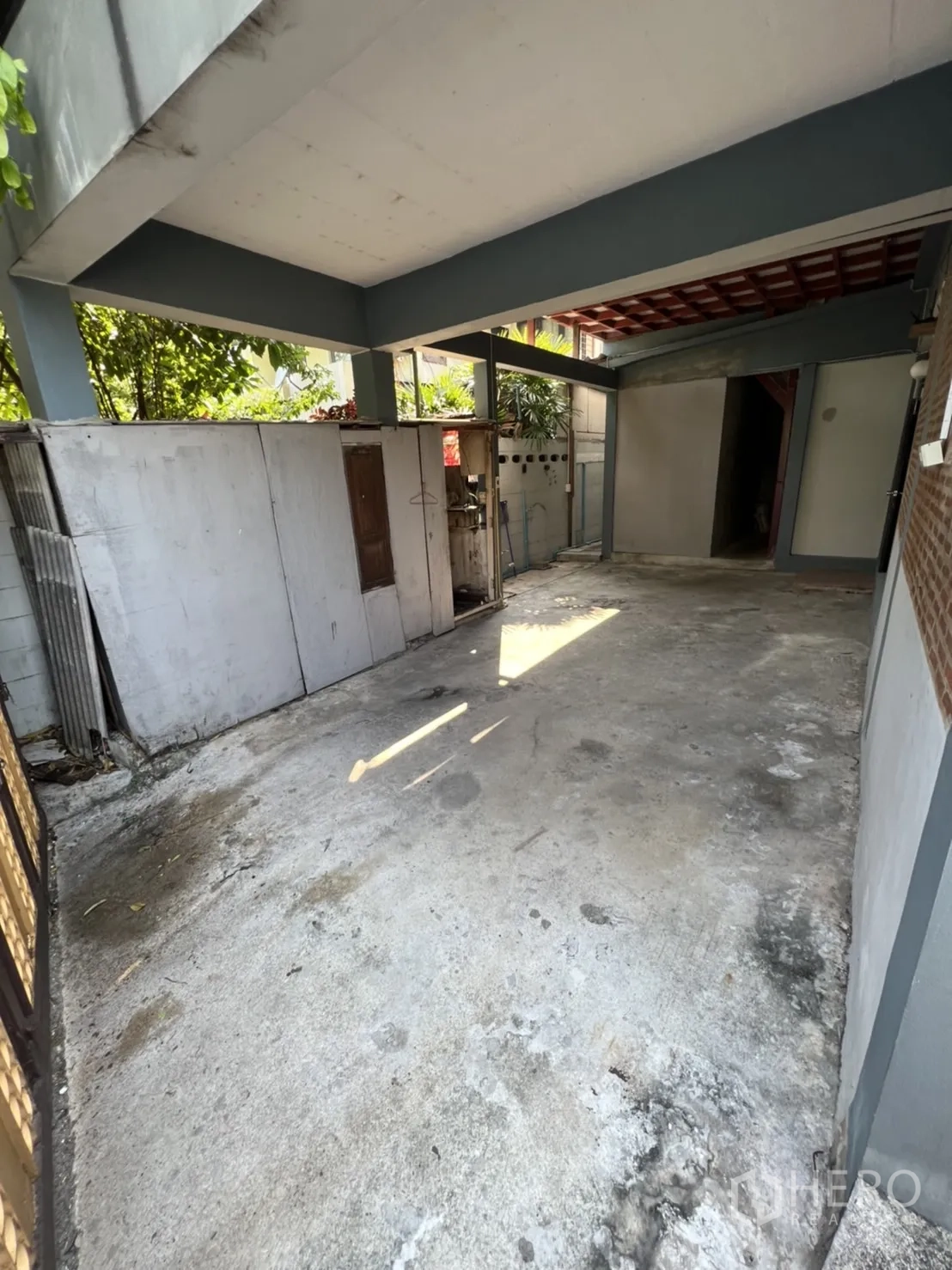 带办公室的家 出租在Watthana, Bangkok - 大理石纹墙砖卫生间，配粉色洗手台。