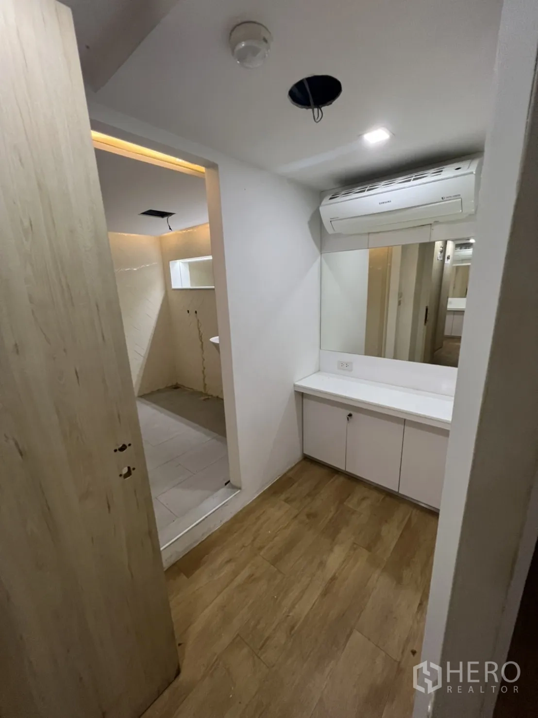 Shophouse for rent or sale in Watthana, Bangkok - Corridor with a vanity counter leading to a tiled service area.