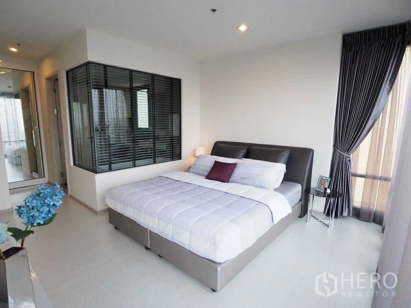 公寓 出租在Khlong Toei, Bangkok - 主卧配大床，浴室玻璃隔断相连