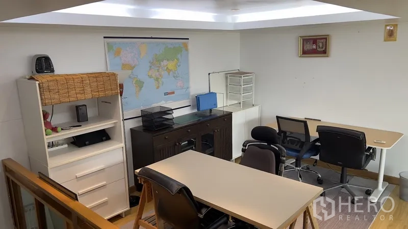 联排别墅 出租或出售在Khlong Toei, Bangkok - 夹层家庭办公区，配书桌、椅子与置物架