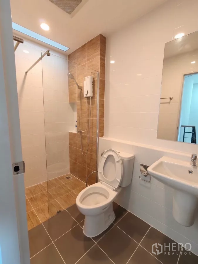 Townhouse for rent in Bang Phli, Samut Prakan - Upstairs bathroom with walk-in shower, glass screen, modern fixtures and skylight.