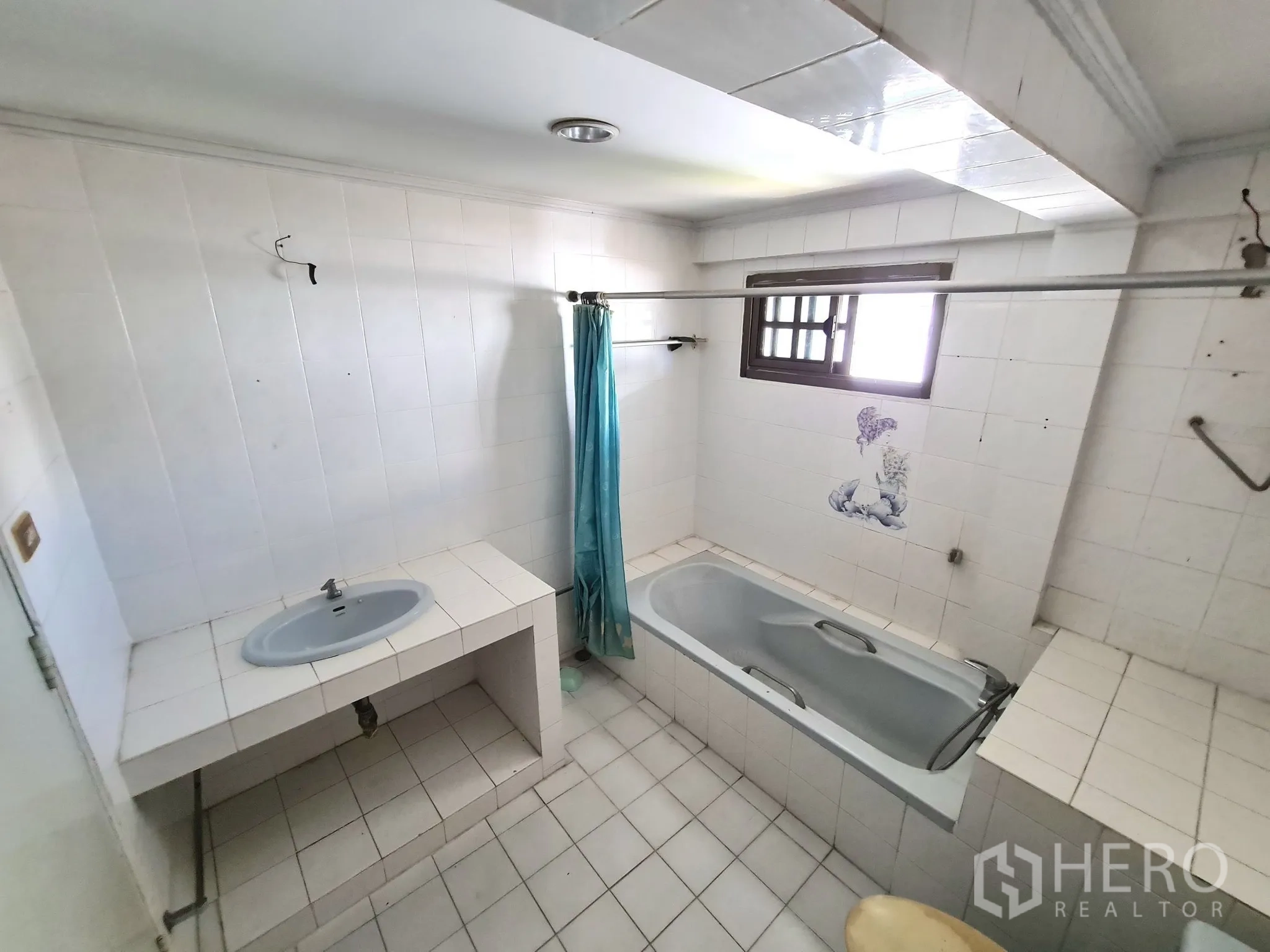 Detached House for sale in Chatuchak, Bangkok - Bright white-tiled bathroom with built-in bathtub and sink.