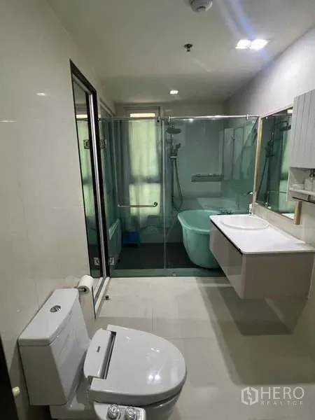 公寓 出售在Khlong Toei, Bangkok - 现代卫浴，玻璃干湿分离，设淋浴与浸泡浴缸、盥洗台与坐便。