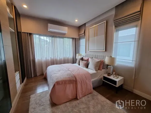 独立式住宅 出租在Prawet, Bangkok - 温馨卧室，双人床、粉色床品与大窗户。