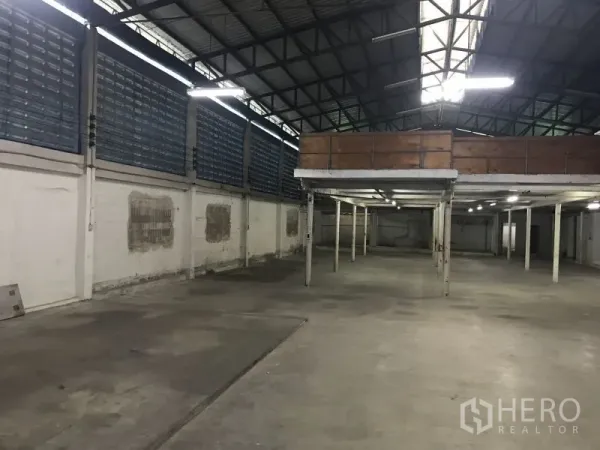 โรงงาน ให้เช่าหรือขายในKrathum Baen, Samut Sakhon - พื้นใช้งานโล่ง แสดงพื้นที่ชั้นลอย ช่องแสงสกายไลท์ และผนังระบายอากาศ