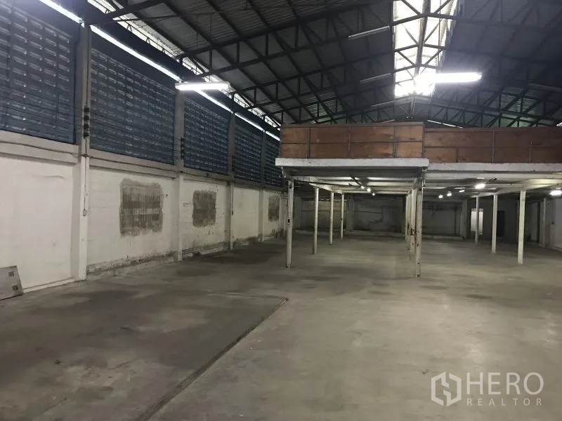 โรงงาน ให้เช่าหรือขายในKrathum Baen, Samut Sakhon - พื้นใช้งานโล่ง แสดงพื้นที่ชั้นลอย ช่องแสงสกายไลท์ และผนังระบายอากาศ
