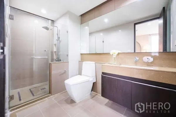 คอนโด ให้เช่าในRatchathewi, Bangkok - ห้องน้ำสไตล์โมเดิร์นพร้อมเคาน์เตอร์ยาว กระจกบานใหญ่ และตู้ shower กระจก